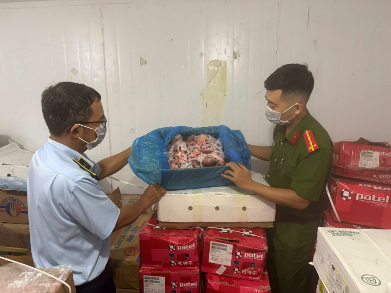 Tạm giữ gần 4 tấn thực phẩm đông lạnh nhập lậu -0