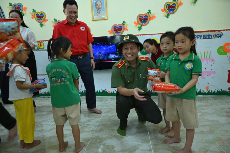 Trường Mầm non Hùng Lợi - Quà tặng của Bộ trưởng Lương Tam Quang dành cho thiếu nhi ở Tuyên Quang -0