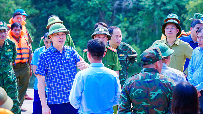 Giám đốc Công an tỉnh Lào Cai trực tiếp chỉ đạo công tác tìm kiếm các nạn nhân đuối nước tại sông Xanh -0
