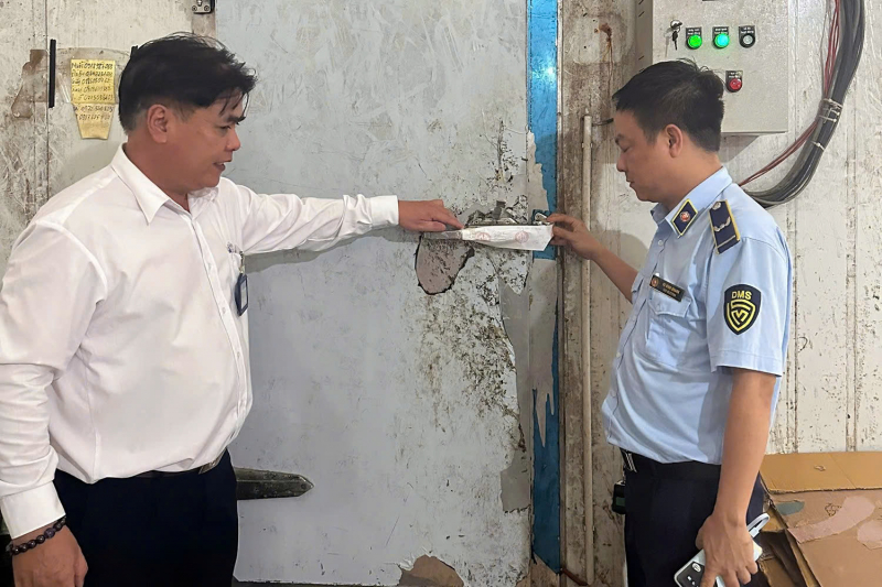 Niêm phong hơn 1,2 tấn nguyên liệu và gà ủ muối thành phẩm không rõ nguồn gốc -0