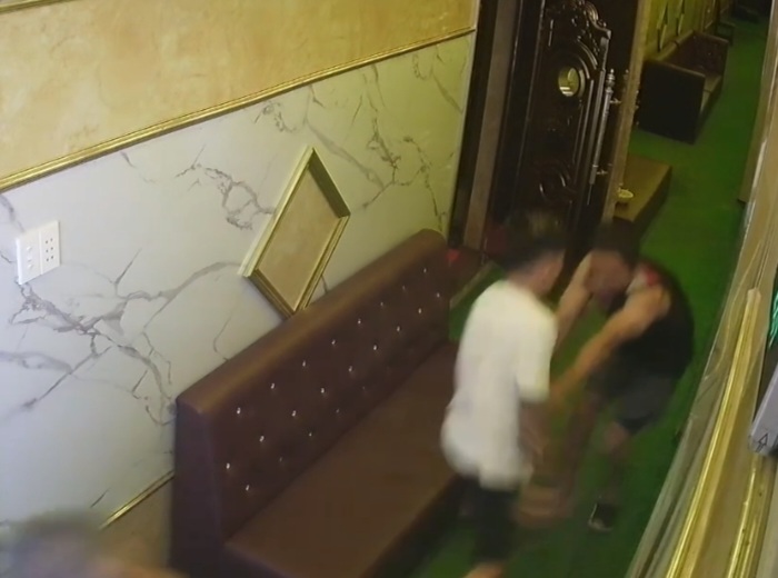 Cự cãi rồi đâm chủ quán nhập viện -0