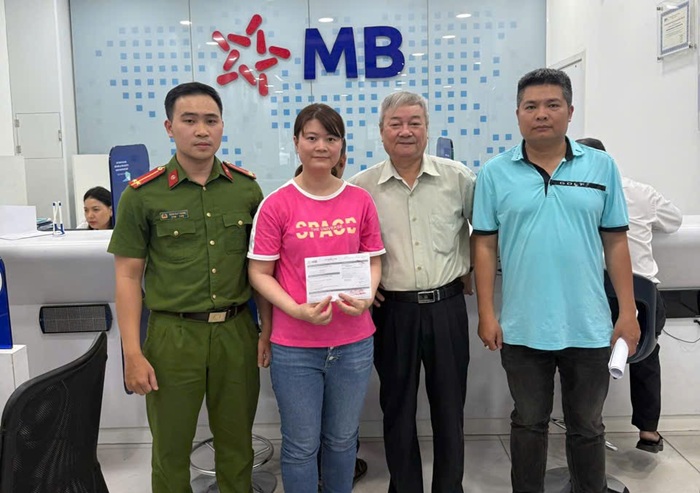 Công an liên hệ với người ở nước ngoài, lấy lại tiền cho người chuyển nhầm -0