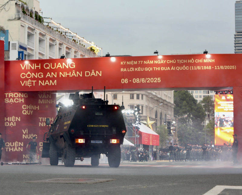 Người dân mãn nhãn với những hình ảnh trong ngày khai mạc Vinh quang CAND Việt Nam -0