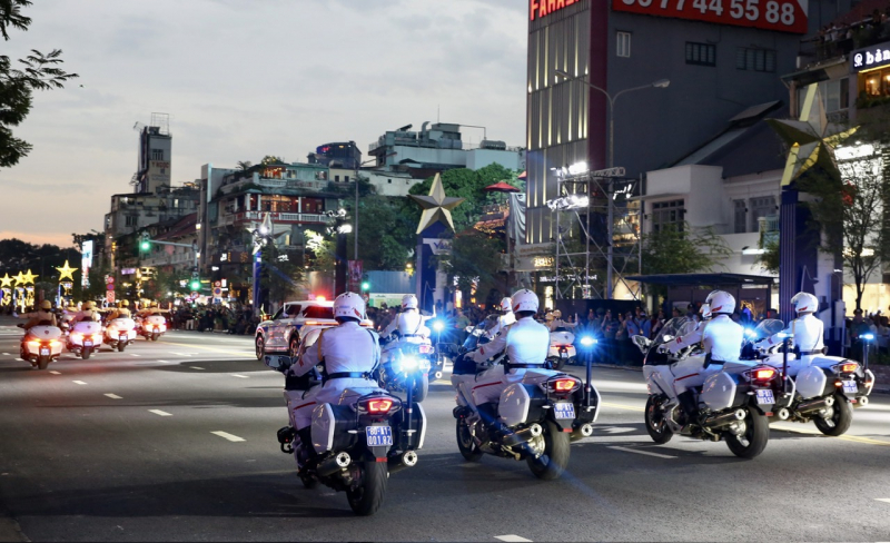 Người dân mãn nhãn với những hình ảnh trong ngày khai mạc Vinh quang CAND Việt Nam -1