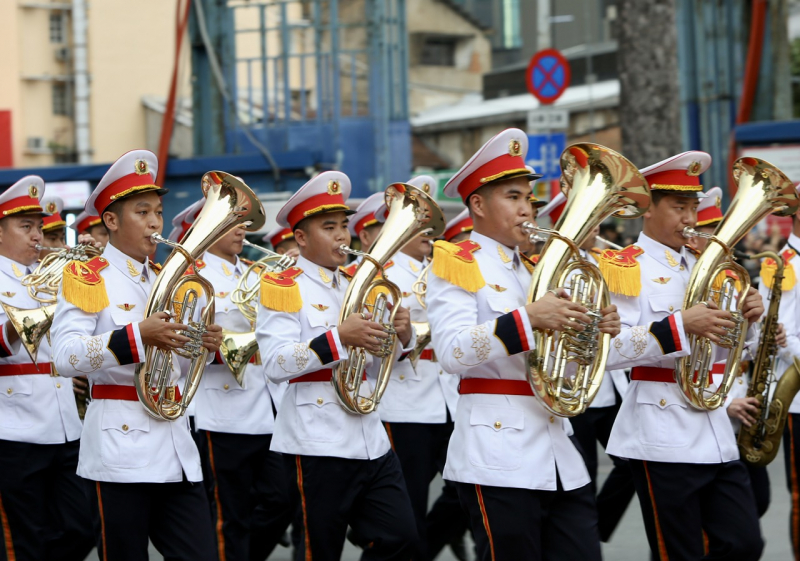 Người dân mãn nhãn với những hình ảnh trong ngày khai mạc Vinh quang CAND Việt Nam -0