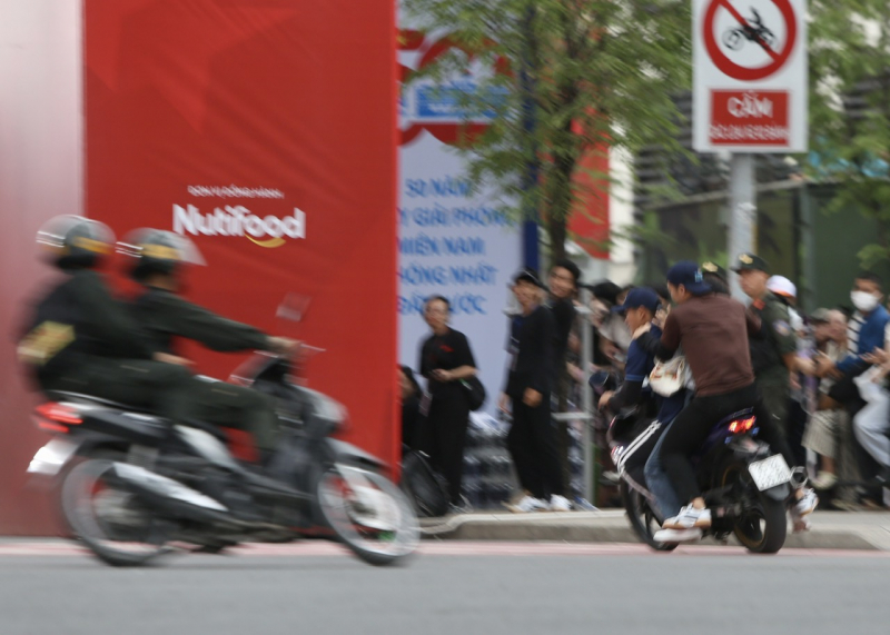 Người dân mãn nhãn với những hình ảnh trong ngày khai mạc Vinh quang CAND Việt Nam -4