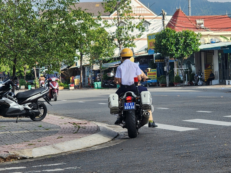 Cảnh sát giao thông hỗ trợ kịp thời thí sinh quên mang thẻ dự thi -0