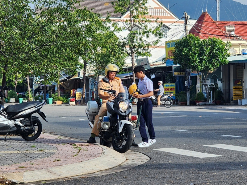 Cảnh sát giao thông hỗ trợ kịp thời thí sinh quên mang thẻ dự thi -1