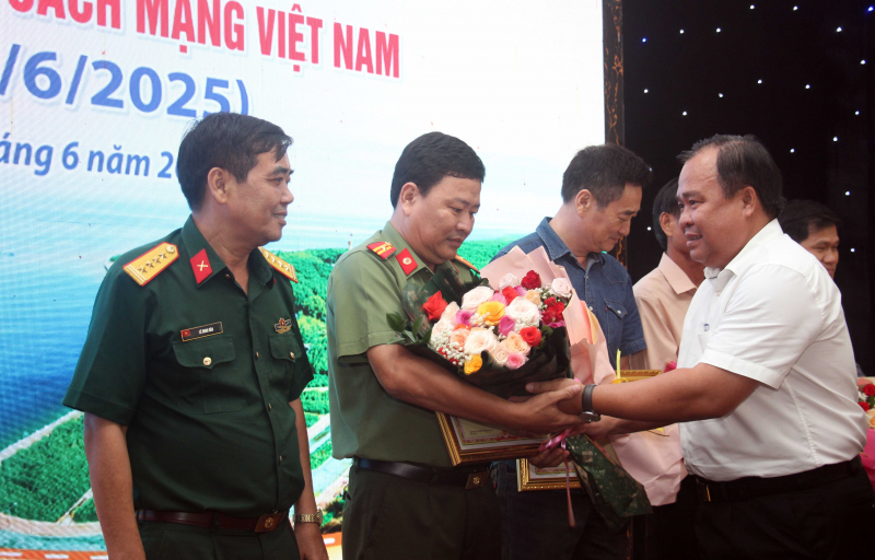 Chủ tịch UBND tỉnh Cà Mau tặng Bằng khen Phóng viên Báo CAND -1