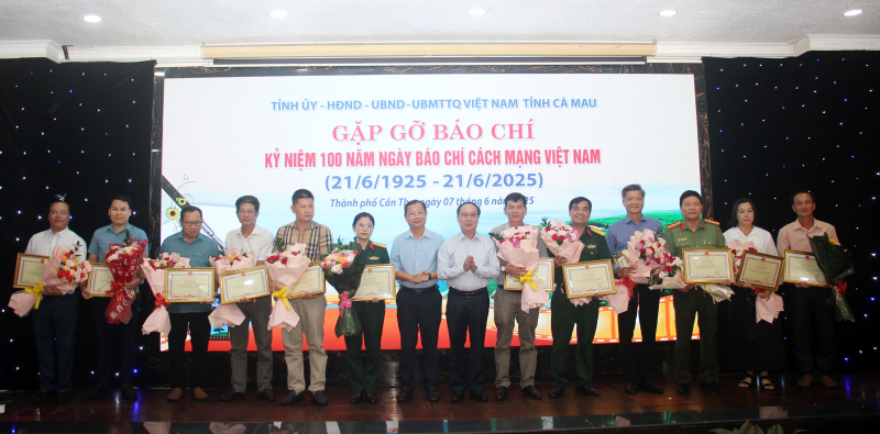 Chủ tịch UBND tỉnh Cà Mau tặng Bằng khen Phóng viên Báo CAND -1