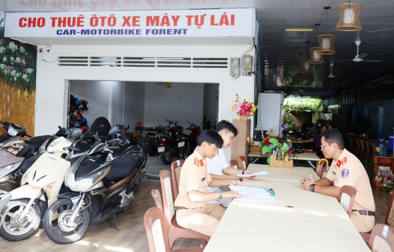 Các cơ sở cho thuê xe tự lái tại Phú Quốc ký cam kết đối với hoạt động cho người nước ngoài thuê xe -0