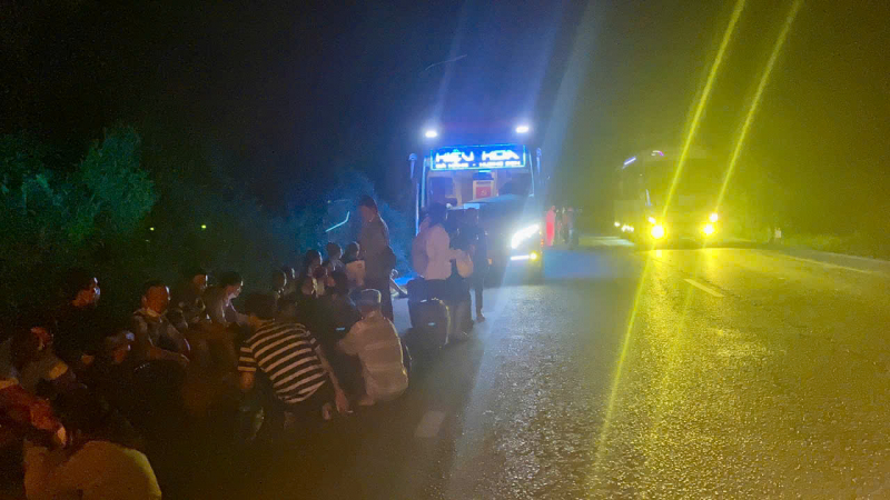 3 xe khách tông liên hoàn trên đường tránh TP Huế -0