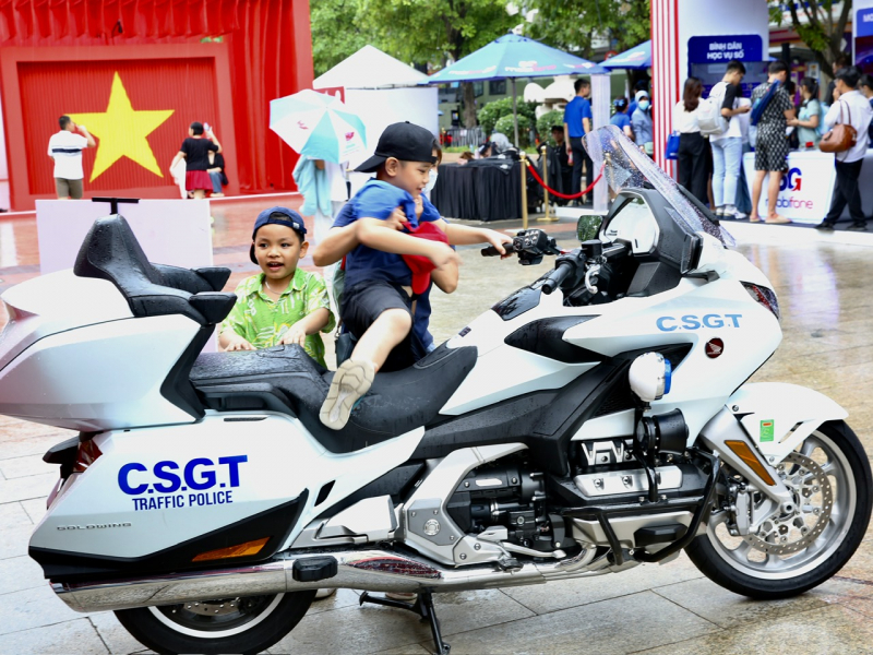 Người dân TP Hồ Chí Minh đội mưa xem khí tài, trải nghiệm những hoạt động của lực lượng CAND -0