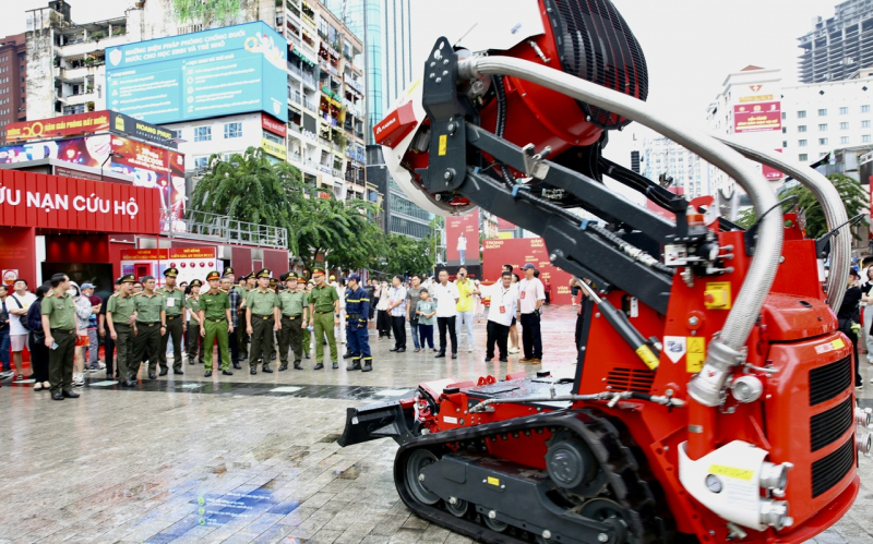 Thứ trưởng Trần Quốc Tỏ thăm từng gian hàng trưng bày trong chương trình Vinh quang CAND Việt Nam tại phố đi bộ Nguyễn Huệ -1