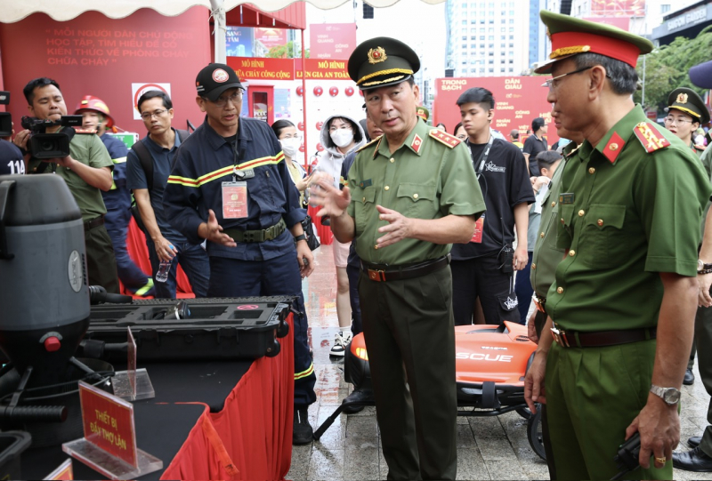 Thứ trưởng Trần Quốc Tỏ thăm từng gian hàng trưng bày trong chương trình Vinh quang CAND Việt Nam tại phố đi bộ Nguyễn Huệ -2