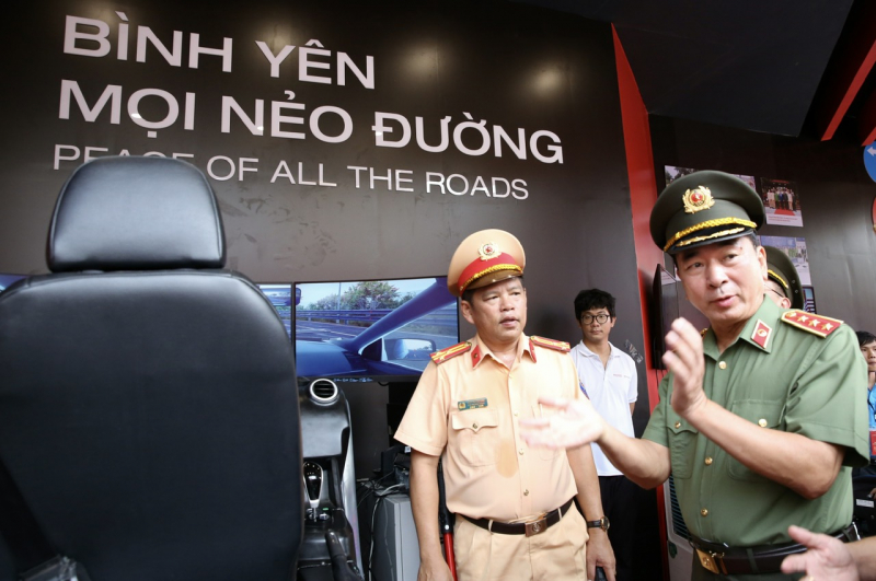 Thứ trưởng Trần Quốc Tỏ thăm từng gian hàng trưng bày trong chương trình Vinh quang CAND Việt Nam tại phố đi bộ Nguyễn Huệ -0