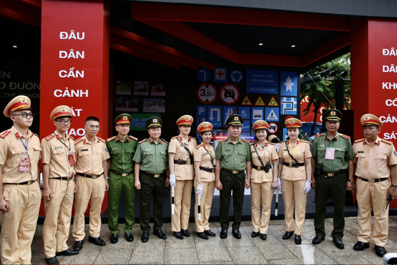 Thứ trưởng Trần Quốc Tỏ thăm từng gian hàng trưng bày trong chương trình Vinh quang CAND Việt Nam tại phố đi bộ Nguyễn Huệ -1
