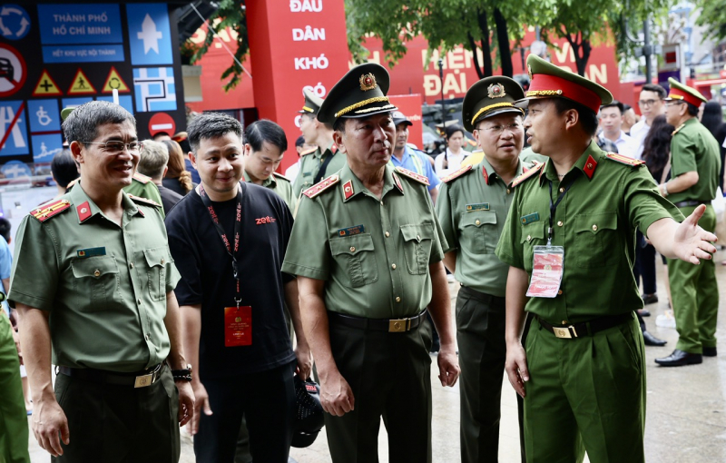 Thứ trưởng Trần Quốc Tỏ thăm từng gian hàng trưng bày trong chương trình Vinh quang CAND Việt Nam tại phố đi bộ Nguyễn Huệ -0