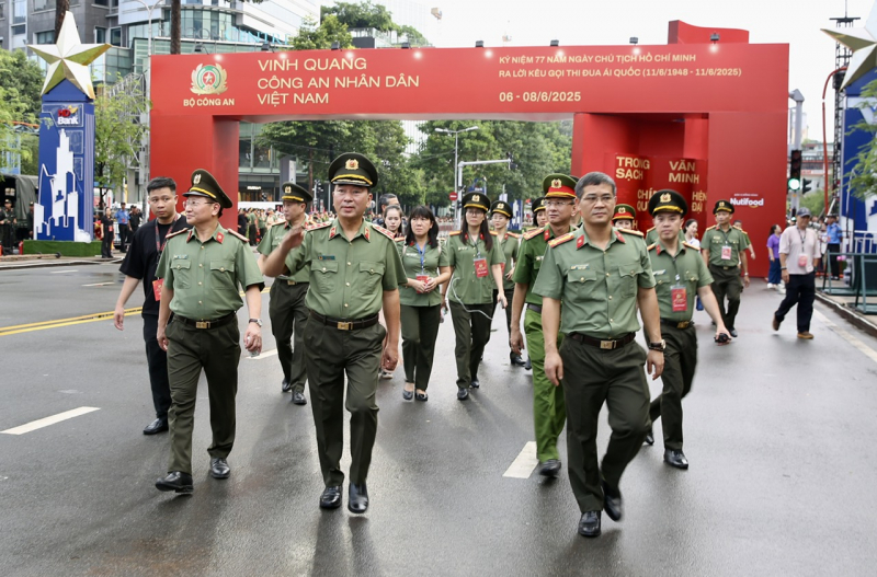 Thứ trưởng Trần Quốc Tỏ thăm từng gian hàng trưng bày trong chương trình Vinh quang CAND Việt Nam tại phố đi bộ Nguyễn Huệ -0