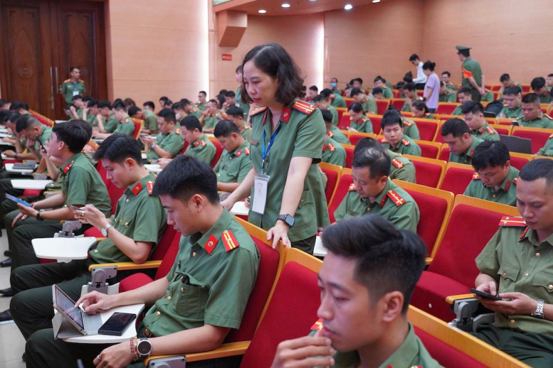 Công an Thủ đô tiên phong trong phong trào “Bình dân học vụ số” -1