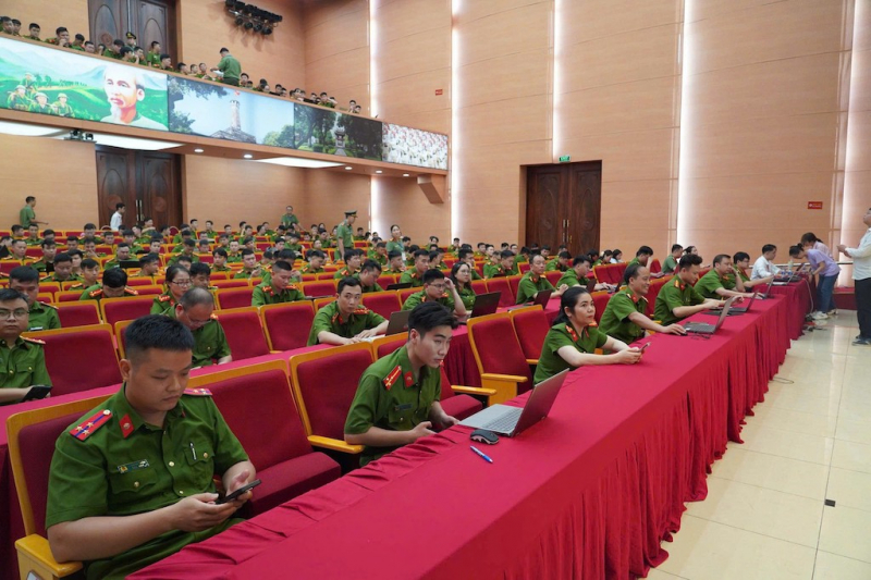 Công an Thủ đô tiên phong trong phong trào “Bình dân học vụ số” -2