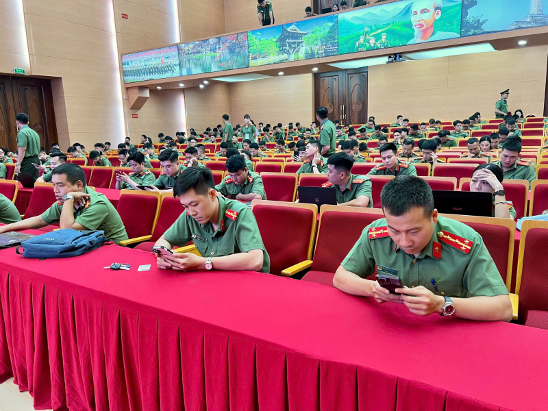 Công an Thủ đô tiên phong trong phong trào “Bình dân học vụ số” -0
