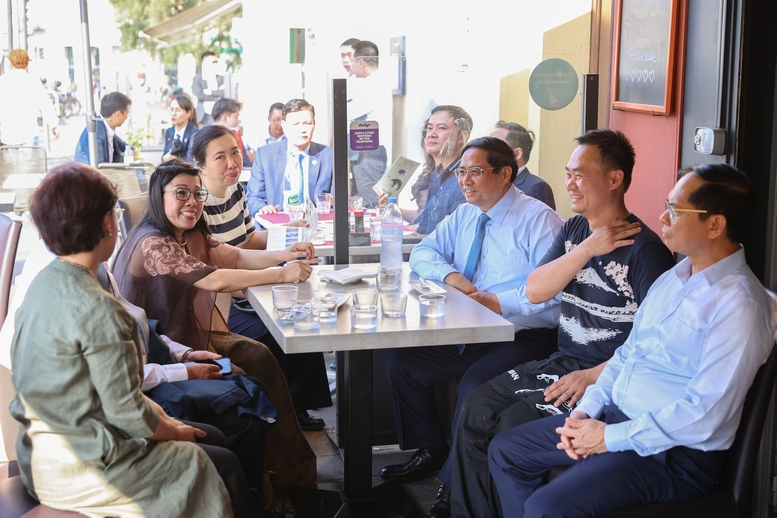 Thủ tướng Phạm Minh Chính thăm gia đình kiều bào tại Pháp -0