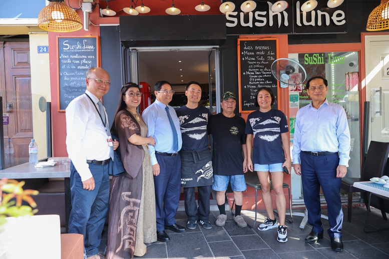 Thủ tướng Phạm Minh Chính thăm gia đình kiều bào tại Pháp -1