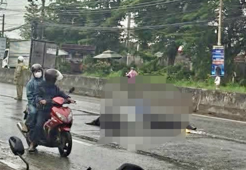 Trượt ngã trong mưa, 2 người phụ nữ bị xe đầu kéo cán tử vong -0