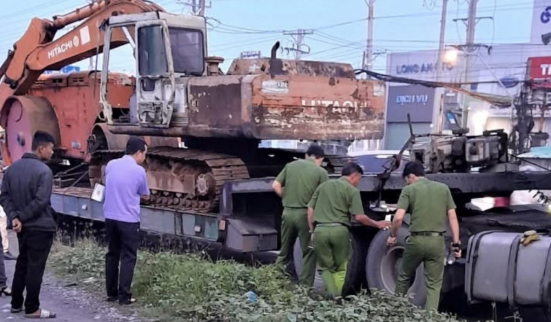 Trượt ngã trong mưa, 2 người phụ nữ bị xe đầu kéo cán tử vong -0