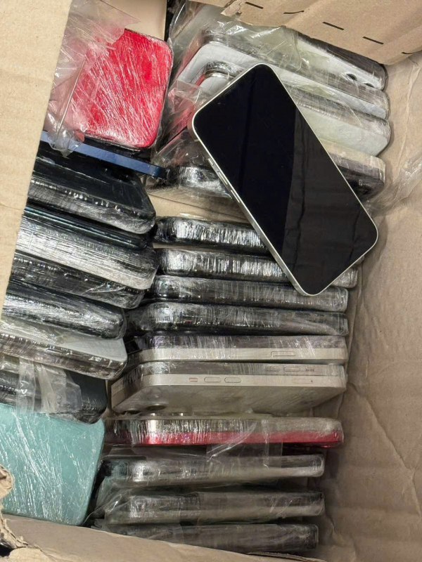 Phát hiện hành khách mang 48 chiếc điện thoại Iphone trong vali xách tay -0 Phát hiện hành khách mang 48 chiếc điện thoại Iphone trong vali xách tay -0