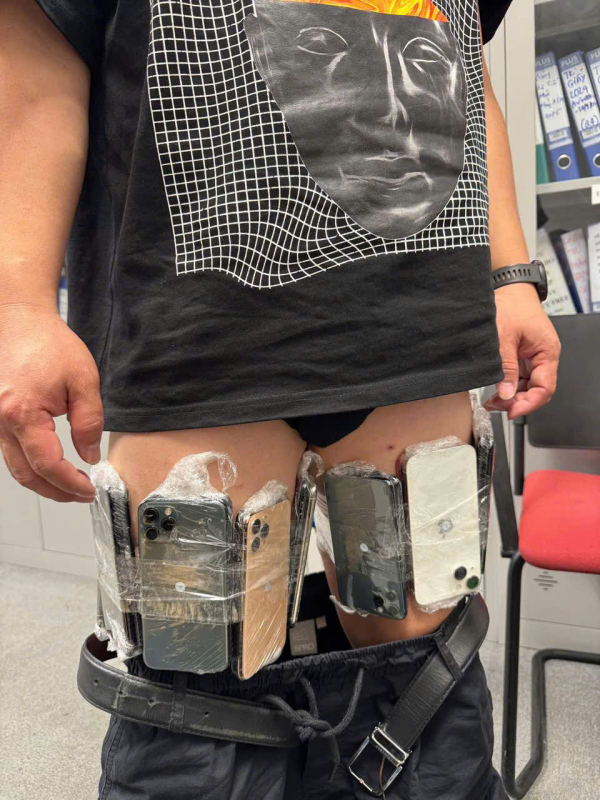 Phát hiện hành khách mang 48 chiếc điện thoại Iphone trong vali xách tay -0 Phát hiện hành khách mang 48 chiếc điện thoại Iphone trong vali xách tay -0