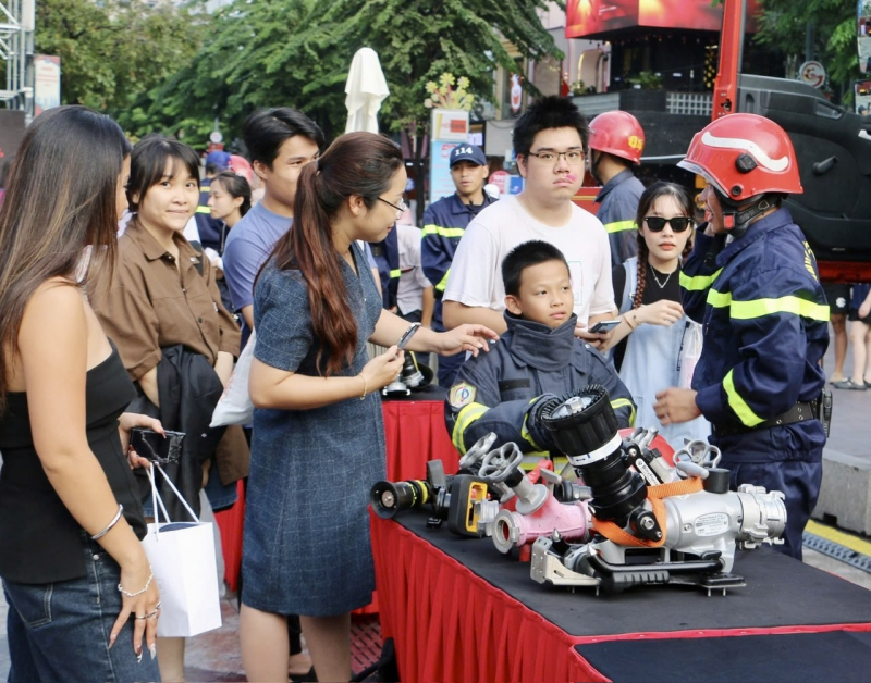 Người dân TP Hồ Chí Minh hào hứng “nạp” kiến thức, kỹ năng PCCC và CNCH -2