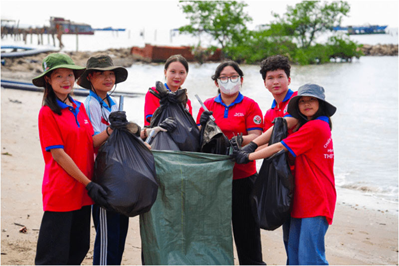 Gần 10.000 người vingroup và tình nguyện viên ra quân làm sạch bờ biển tại 28 tỉnh, thành phố -4