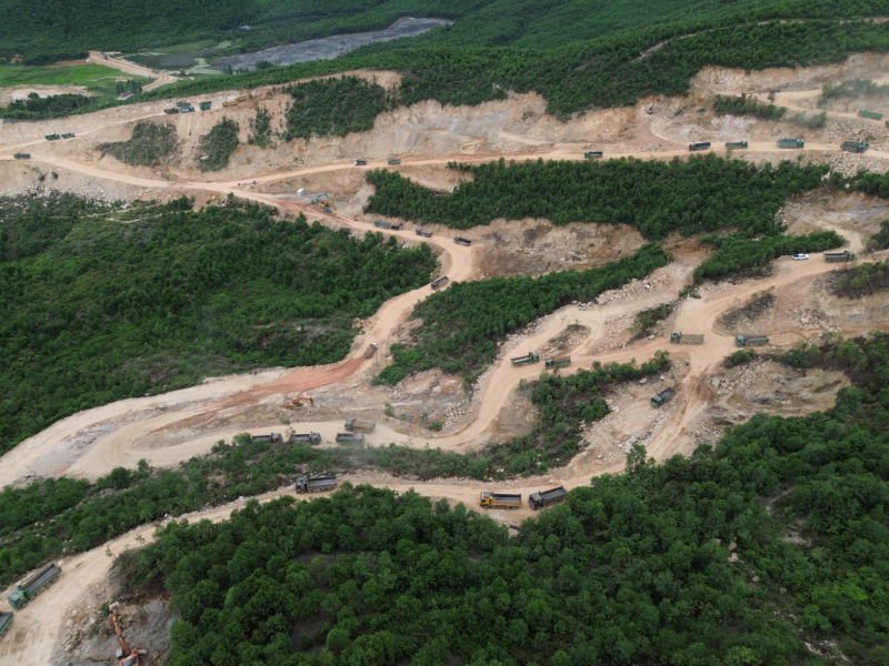 Mỏ đất chưa đảm bảo vệ sinh môi trường đã khai thác rầm rộ -0