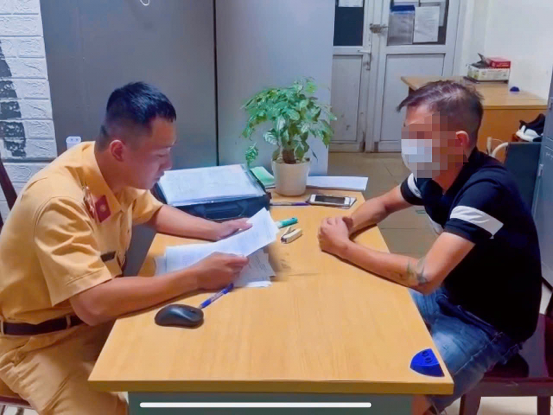 Xử phạt tài xế xe khách cố vượt đường ngang khi tàu sắp đến -0