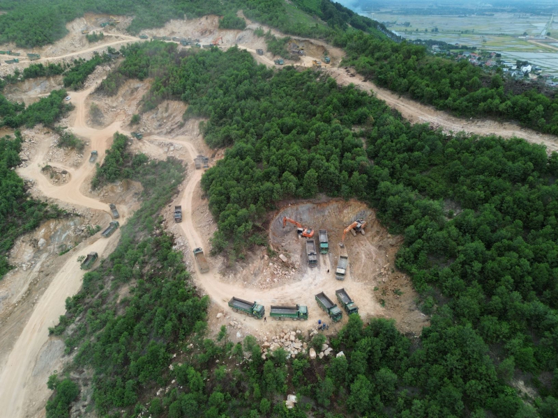 Mỏ đất chưa đảm bảo vệ sinh môi trường đã khai thác rầm rộ -0