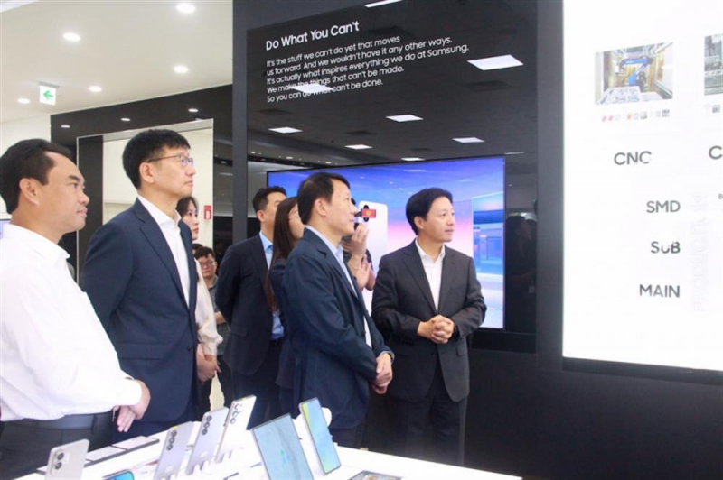 Minister Luong Tam Quang visits Samsung Electronics Vietnam Thai Nguyen Co., Ltd. -0