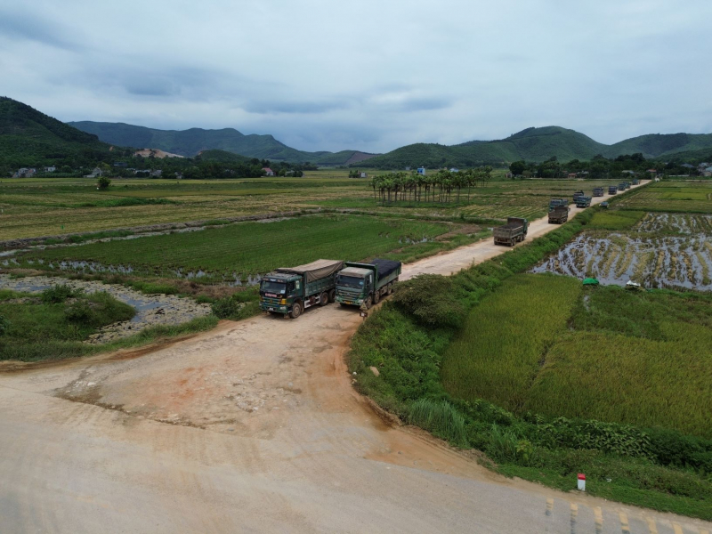 Mỏ đất chưa đảm bảo vệ sinh môi trường đã khai thác rầm rộ -0