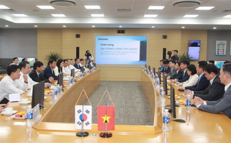 Minister Luong Tam Quang visits Samsung Electronics Vietnam Thai Nguyen Co., Ltd. -0