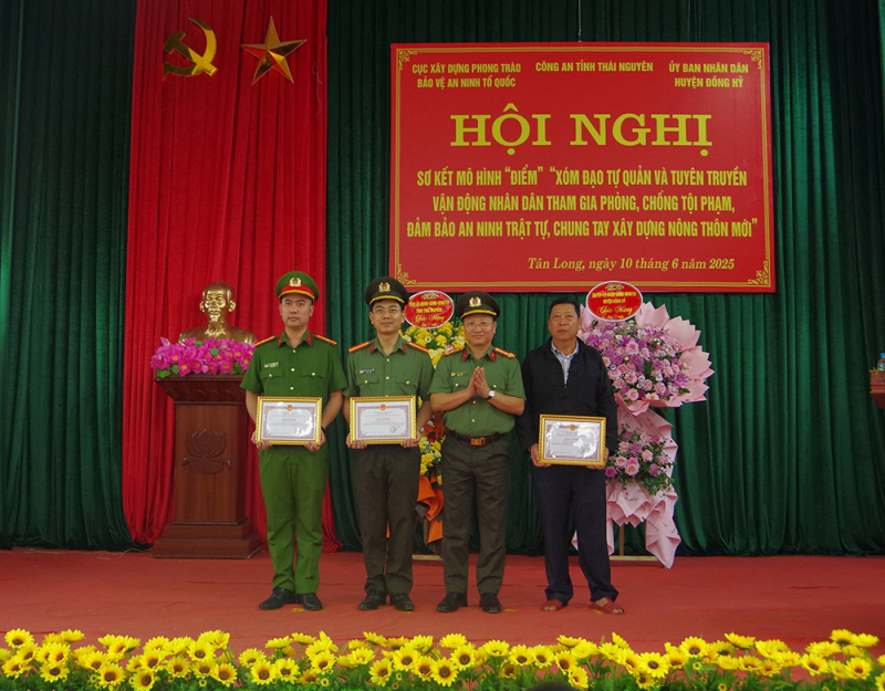 Sơ kết mô hình “Xóm đạo tự quản và tuyên truyền, vận động Nhân dân tham gia phòng, chống tội phạm, đảm bảo ANTT, chung tay xây dựng nông thôn mới” -0