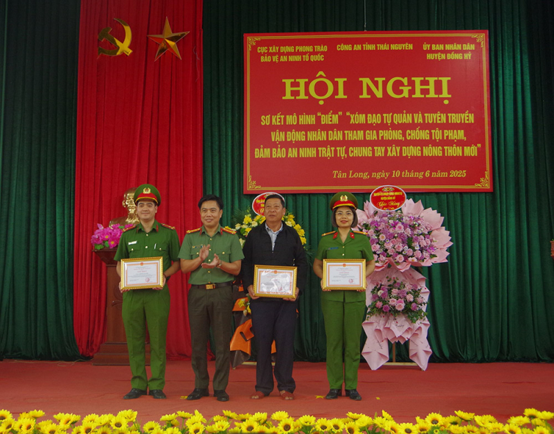 Sơ kết mô hình “Xóm đạo tự quản và tuyên truyền, vận động Nhân dân tham gia phòng, chống tội phạm, đảm bảo ANTT, chung tay xây dựng nông thôn mới” -0