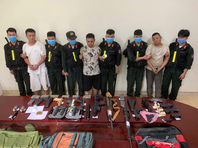 Bắt nhóm tội phạm mang theo nhiều vũ khí qua biên giới -0