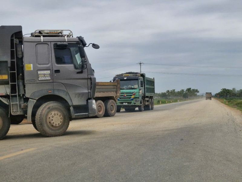 Mỏ đất chưa đảm bảo vệ sinh môi trường đã khai thác rầm rộ -0