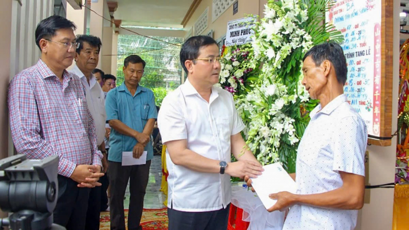 Va chạm với xe đầu kéo, 4 người thương vong -0