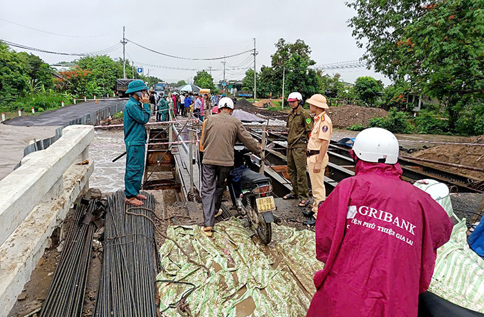 Mưa lớn gây chia cắt cục bộ Quốc lộ 25 -0