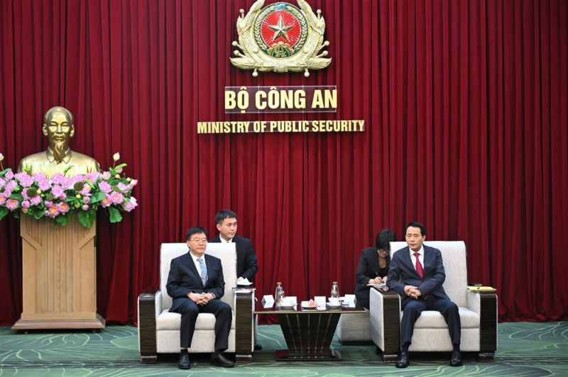 Deputy Minister Le Quoc Hung receives Secretary of Guangxi Political and Legal Affairs Commission, China -0