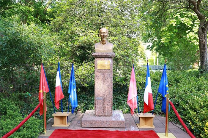 Thủ tướng Phạm Minh Chính đặt vòng hoa và thăm khu tưởng niệm Chủ tịch Hồ Chí Minh tại Montreuil, Pháp -0