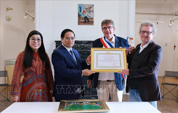 Thủ tướng Phạm Minh Chính đặt vòng hoa và thăm khu tưởng niệm Chủ tịch Hồ Chí Minh tại Montreuil, Pháp -0