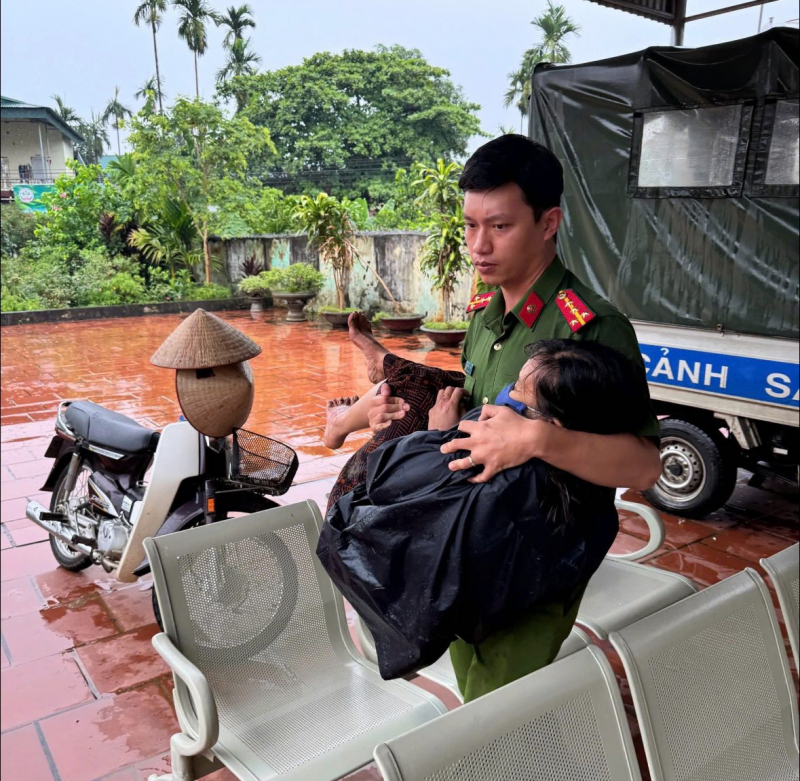 Công an xã kịp thời cứu một người dân -0